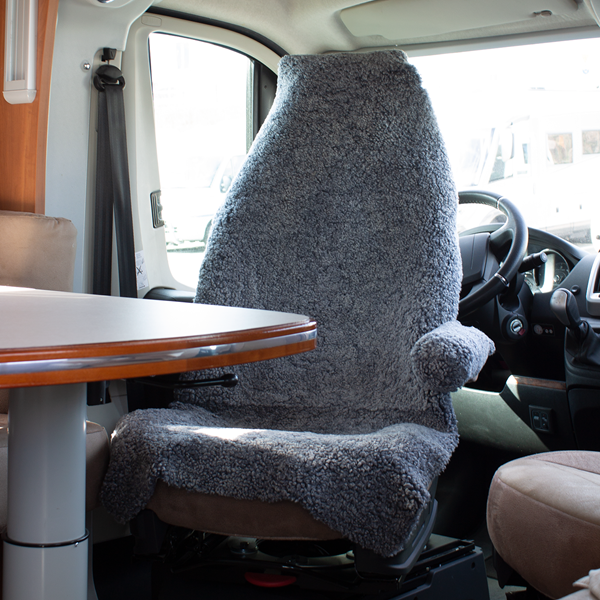 ÖVERDRAGSKLÄDSEL GRÅ FÅRSKINN CURLY. ROYAL C.